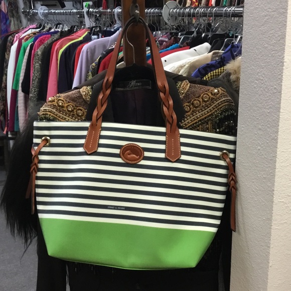 Sold Dooney & Bourke Tote - Picture 2 of 8